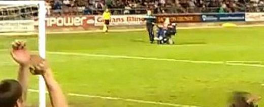 El e urmasul lui Jimmy Jump: Primul invalid care opreste un meci de fotbal! VIDEO: