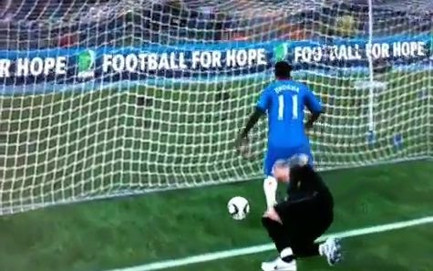 VIDEO Cea mai tare gluma de pe net: Barca e ajutata de arbitri si in jocuri :)) Vezi o GAFA COLOSALA!