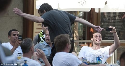 FOTO: Aroganta maxima! Lasati berea sa vina la mine! Cum isi face de cap un jucator de 40 de milioane de euro si il ignora pe fata pe selectionerul Angliei:_2