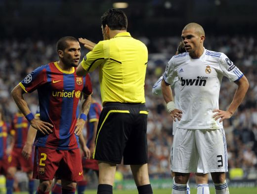 Fanii TURBATI l-au vanat! Ce a patit arbitrul de la Real - Barcelona prin Madrid dupa meci!