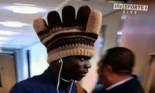 VIDEO! Fanii lui City i-au facut un IMN celui mai PENAL jucator din Anglia! Asculta aici: Oooo Balotelli! :))