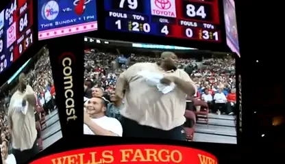 DANSUL ANULUI! Cel mai gras fan din lume a facut show la un meci din America! VIDEO