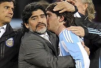 Puto amo Messi si papusile lui Mourinho! Ce-a strigat Maradona la golurile lui Messi din El Cl4sico :))