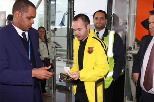 FOTO: Alves ia lectii de la cei mai buni! Spiderman l-a invatat pe jucatorul Barcelonei cum sa cada spectaculos la dueluri :))