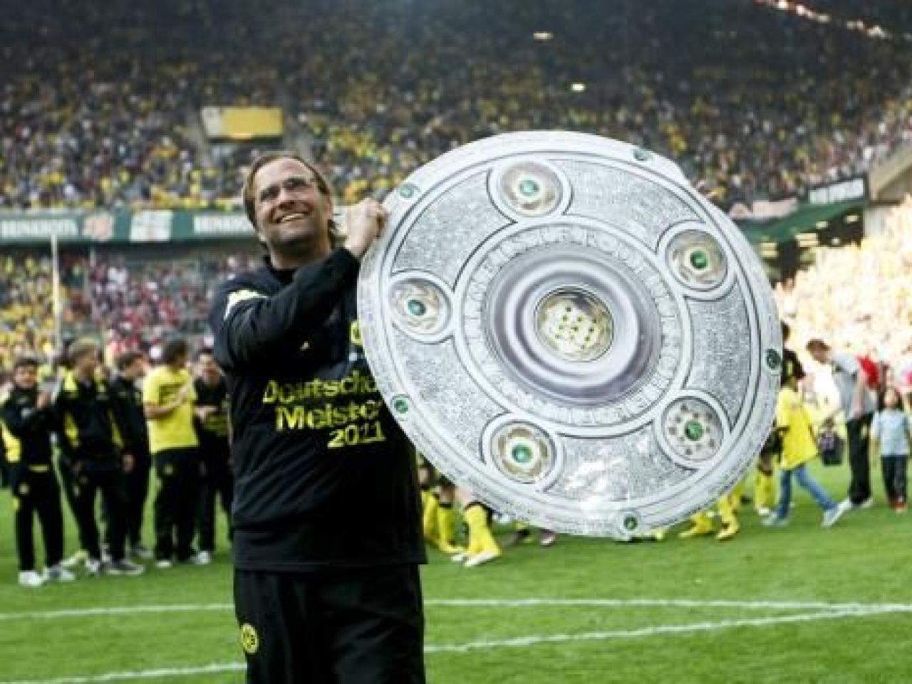 NEBUNIE in Germania! Dortmund a luat TITLUL dupa 9 ani in fata a 80.000 de fani! Vezi imagini de la sarbatoare_8