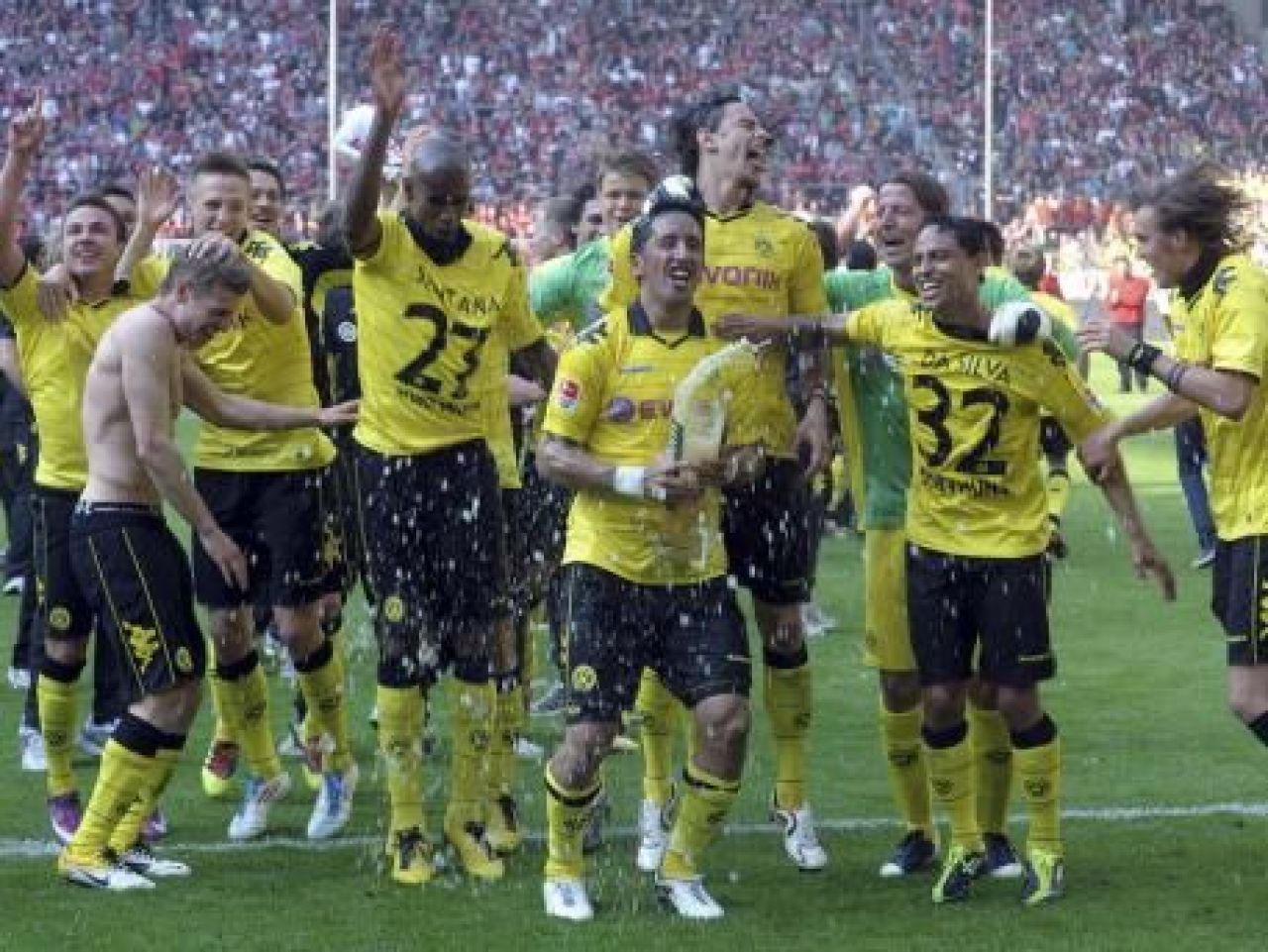NEBUNIE in Germania! Dortmund a luat TITLUL dupa 9 ani in fata a 80.000 de fani! Vezi imagini de la sarbatoare_9