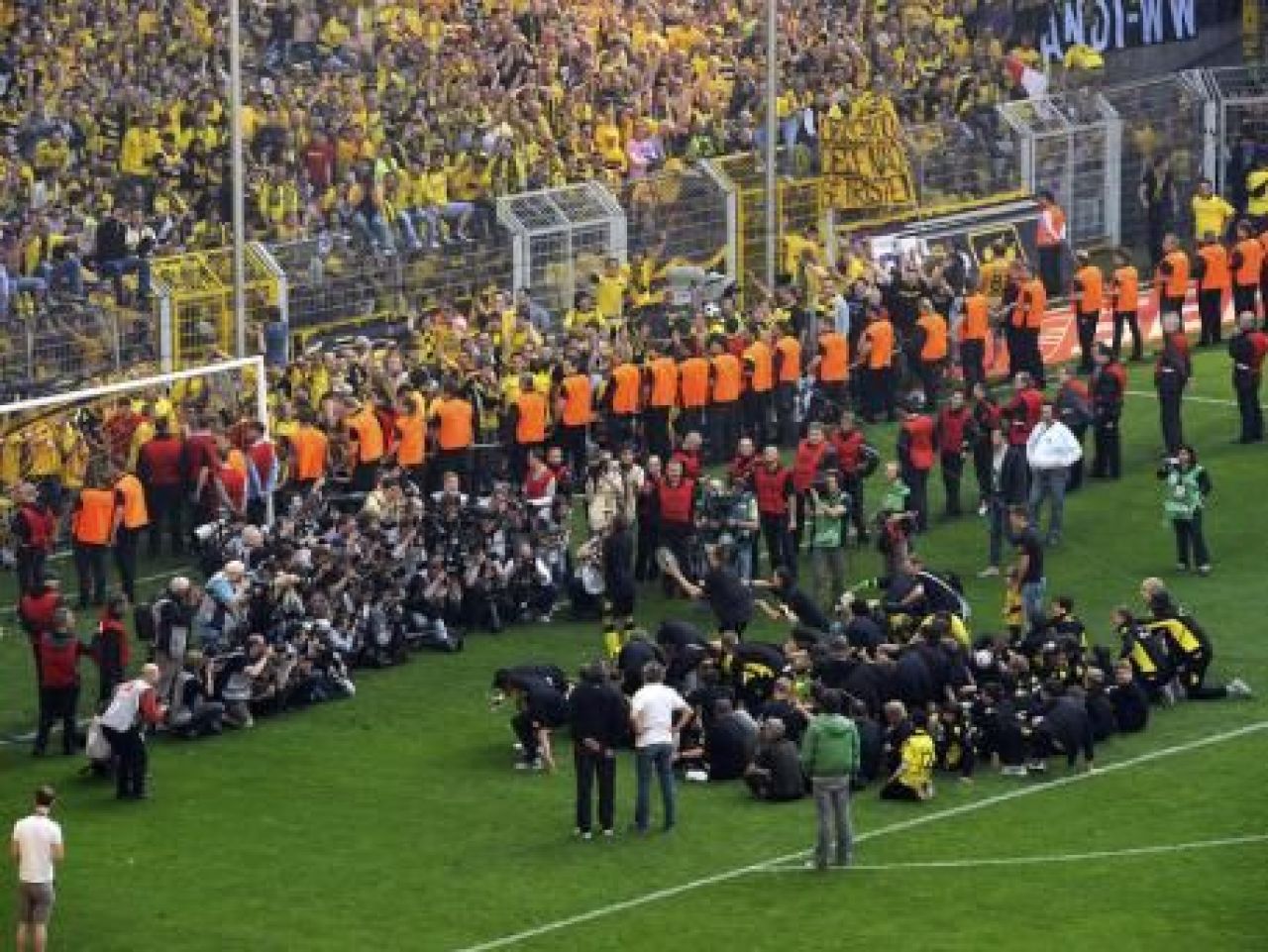 NEBUNIE in Germania! Dortmund a luat TITLUL dupa 9 ani in fata a 80.000 de fani! Vezi imagini de la sarbatoare_14