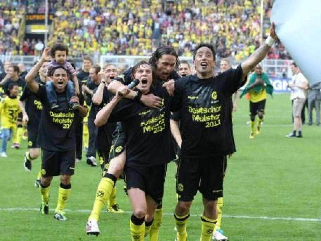 NEBUNIE in Germania! Dortmund a luat TITLUL dupa 9 ani in fata a 80.000 de fani! Vezi imagini de la sarbatoare_18