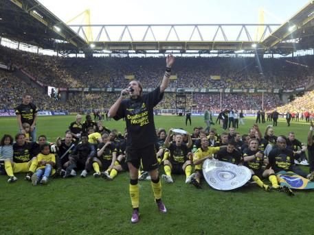 NEBUNIE in Germania! Dortmund a luat TITLUL dupa 9 ani in fata a 80.000 de fani! Vezi imagini de la sarbatoare_19