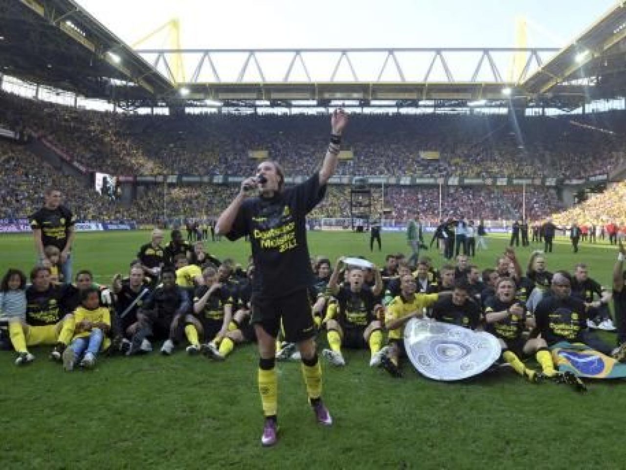 NEBUNIE in Germania! Dortmund a luat TITLUL dupa 9 ani in fata a 80.000 de fani! Vezi imagini de la sarbatoare_19