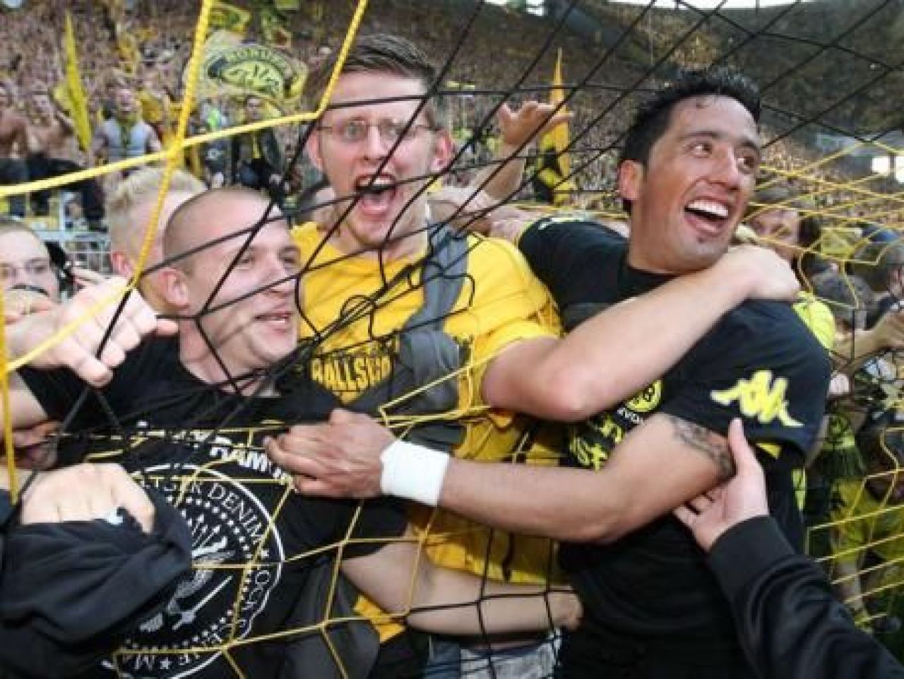 NEBUNIE in Germania! Dortmund a luat TITLUL dupa 9 ani in fata a 80.000 de fani! Vezi imagini de la sarbatoare_22