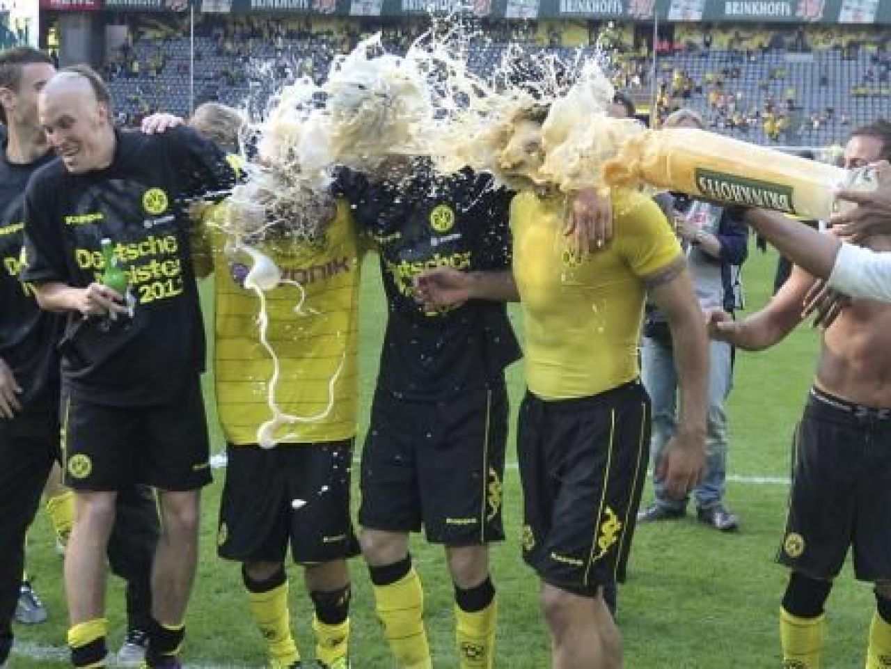 NEBUNIE in Germania! Dortmund a luat TITLUL dupa 9 ani in fata a 80.000 de fani! Vezi imagini de la sarbatoare_23