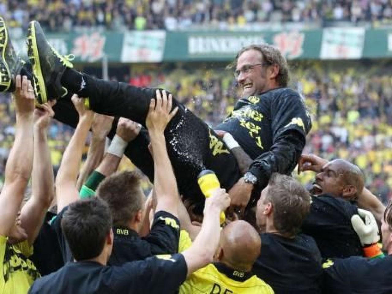 NEBUNIE in Germania! Dortmund a luat TITLUL dupa 9 ani in fata a 80.000 de fani! Vezi imagini de la sarbatoare_25