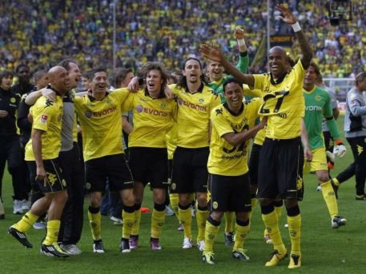 NEBUNIE in Germania! Dortmund a luat TITLUL dupa 9 ani in fata a 80.000 de fani! Vezi imagini de la sarbatoare_29