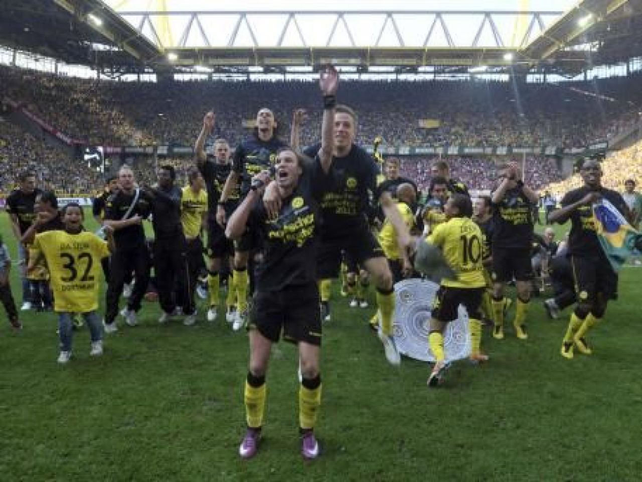 NEBUNIE in Germania! Dortmund a luat TITLUL dupa 9 ani in fata a 80.000 de fani! Vezi imagini de la sarbatoare_30