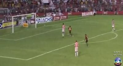 VIDEO: Asta e cea mai tare faza a zilei!&nbsp;Cum se poate transforma o degajare de cascadorii rasului intr-un lob de exceptie!