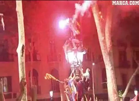 VIDEO! Fanii Barcelonei au luat-o RAZNA! Au vandalizat strazi, au atacat un hotel si s-au batut cu politia