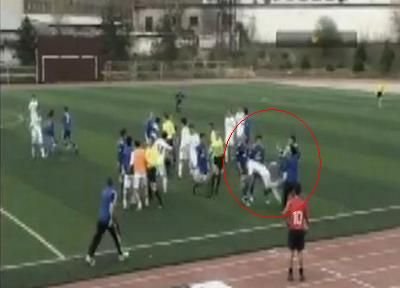 VIDEO / Un fotbalist a fost suspendat pe VIATA din fotbal! Vezi gestul EXTREM de violent!