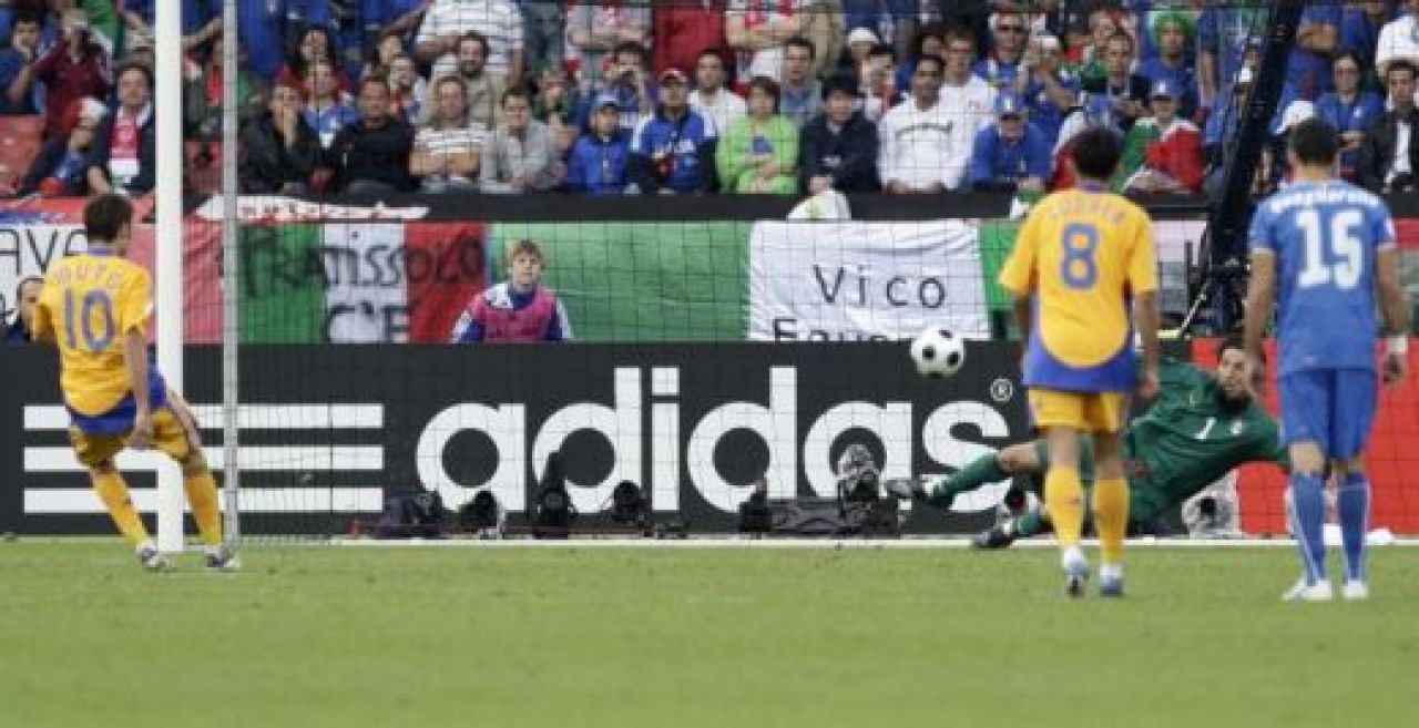 Nascuti campioni, pacat ca sunt romani! Cei 8 jucatori ale caror destine au fost NARUITE de o nationala incapabila:_4