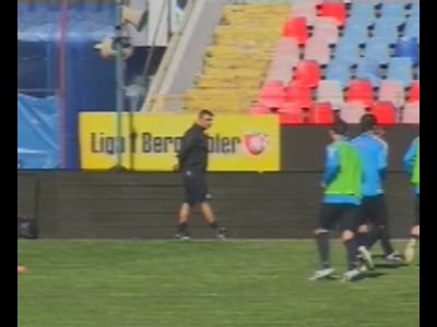 VIDEO! Olaroiu si-a inceput treaba la Steaua! I-a supravegheat de pe margine pe jucatori! Vezi imagini: