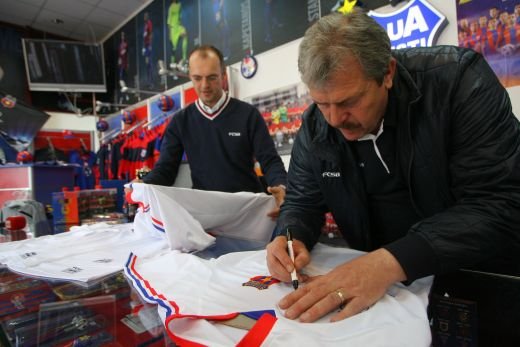 Steaua pregateste pentru fani 86 de tricouri-replica de la finala de la Sevilla semnate de Duckadam!_6