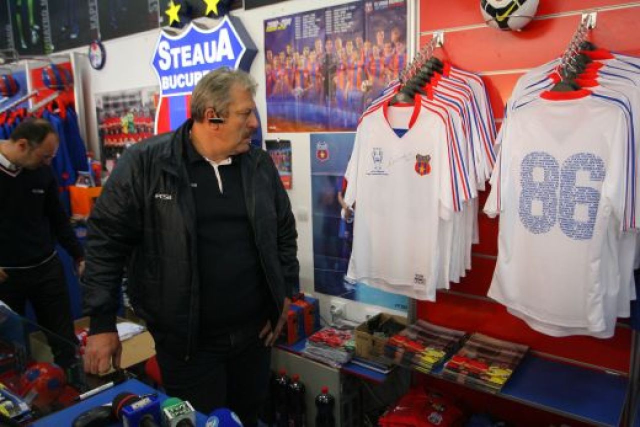 Steaua pregateste pentru fani 86 de tricouri-replica de la finala de la Sevilla semnate de Duckadam!_7