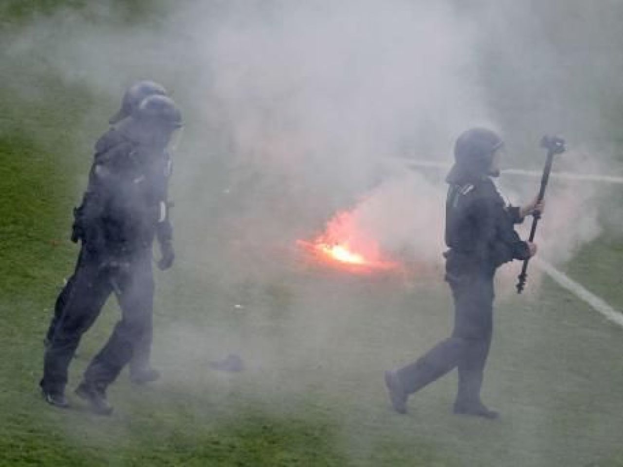 FOTO / Violente in Germania! 150 de fani ai lui Eintrecht au intrat pe teren sa ii BATA pe jucatori!_1