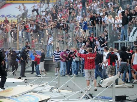 FOTO / Violente in Germania! 150 de fani ai lui Eintrecht au intrat pe teren sa ii BATA pe jucatori!_7