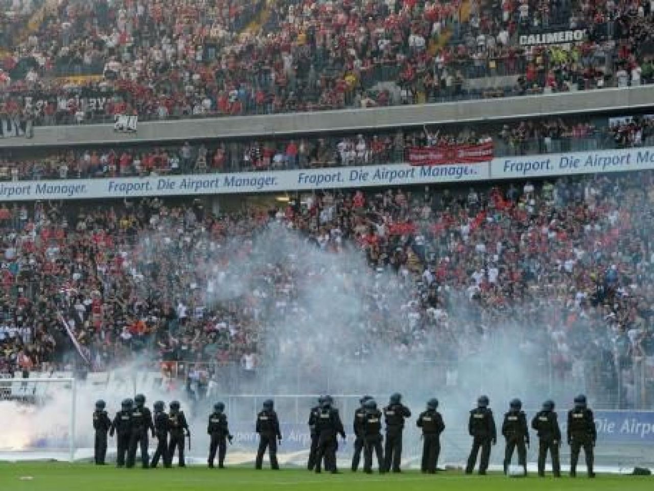 FOTO / Violente in Germania! 150 de fani ai lui Eintrecht au intrat pe teren sa ii BATA pe jucatori!_8