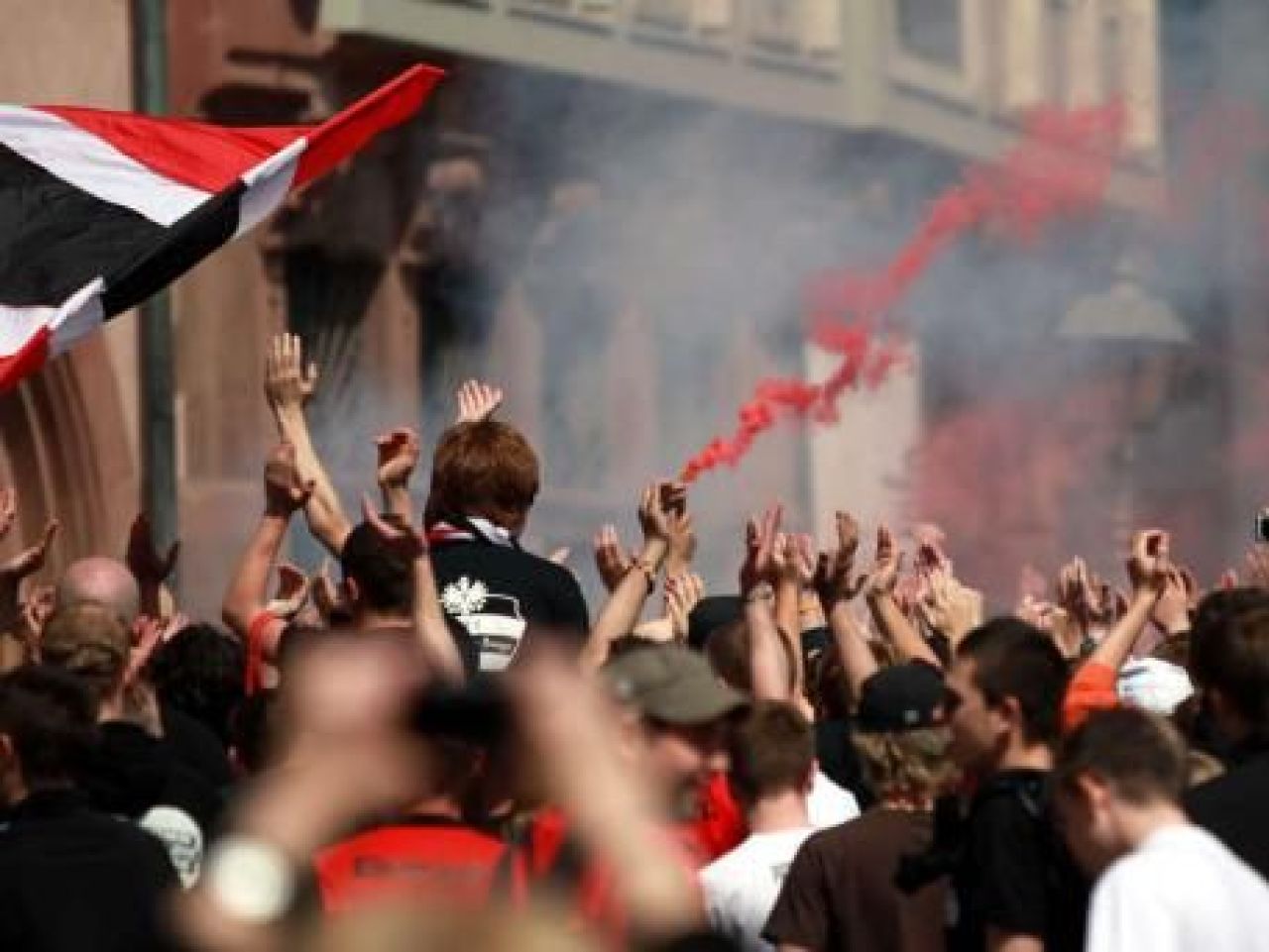 FOTO / Violente in Germania! 150 de fani ai lui Eintrecht au intrat pe teren sa ii BATA pe jucatori!_9