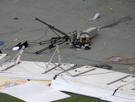 FOTO / Violente in Germania! 150 de fani ai lui Eintrecht au intrat pe teren sa ii BATA pe jucatori!_11