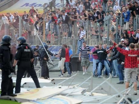 FOTO / Violente in Germania! 150 de fani ai lui Eintrecht au intrat pe teren sa ii BATA pe jucatori!_13