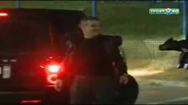 Joaca Steaua zici ca-i Barcelona... in deplasare! Vezi ce SUPER primire au avut Becali si Olaroiu pe stadion la Medias!