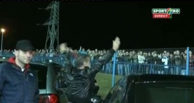 VIDEO Becali a facut SHOW la Medias! Fanii l-au implorat sa se urce pe masina! Vezi ce le-a raspuns: