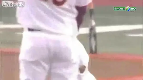 VIDEO EMOTIONANT! Un fan fara maini si fara picioare a dat startul unui meci de baseball!