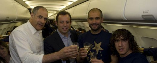 Imagini incredibile cu FIESTA de pe strazile Barcelonei! Cum au petrecut jucatorii lui Guardiola in avion: