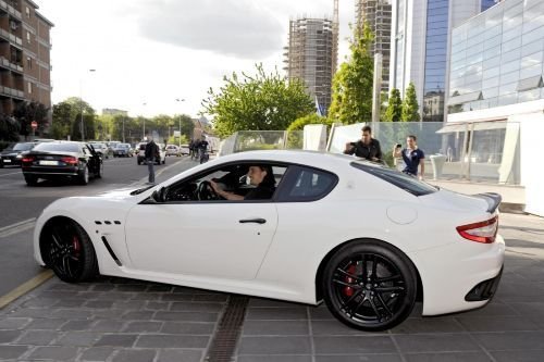 FOTO / Cadou pentru titlu! Ibrahimovic si-a luat un super Maserati GranTurismo MC Stradale! Vezi ce super masini are suedezul!