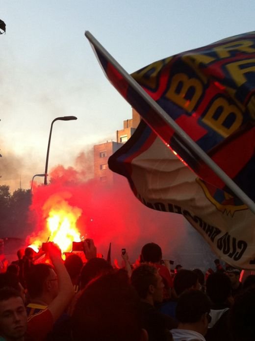 FOTO & VIDEO: Parada campionilor! E nebunie si tristete pe strazi! Barca nu a uitat de oamenii care au murit la cutremur:_2