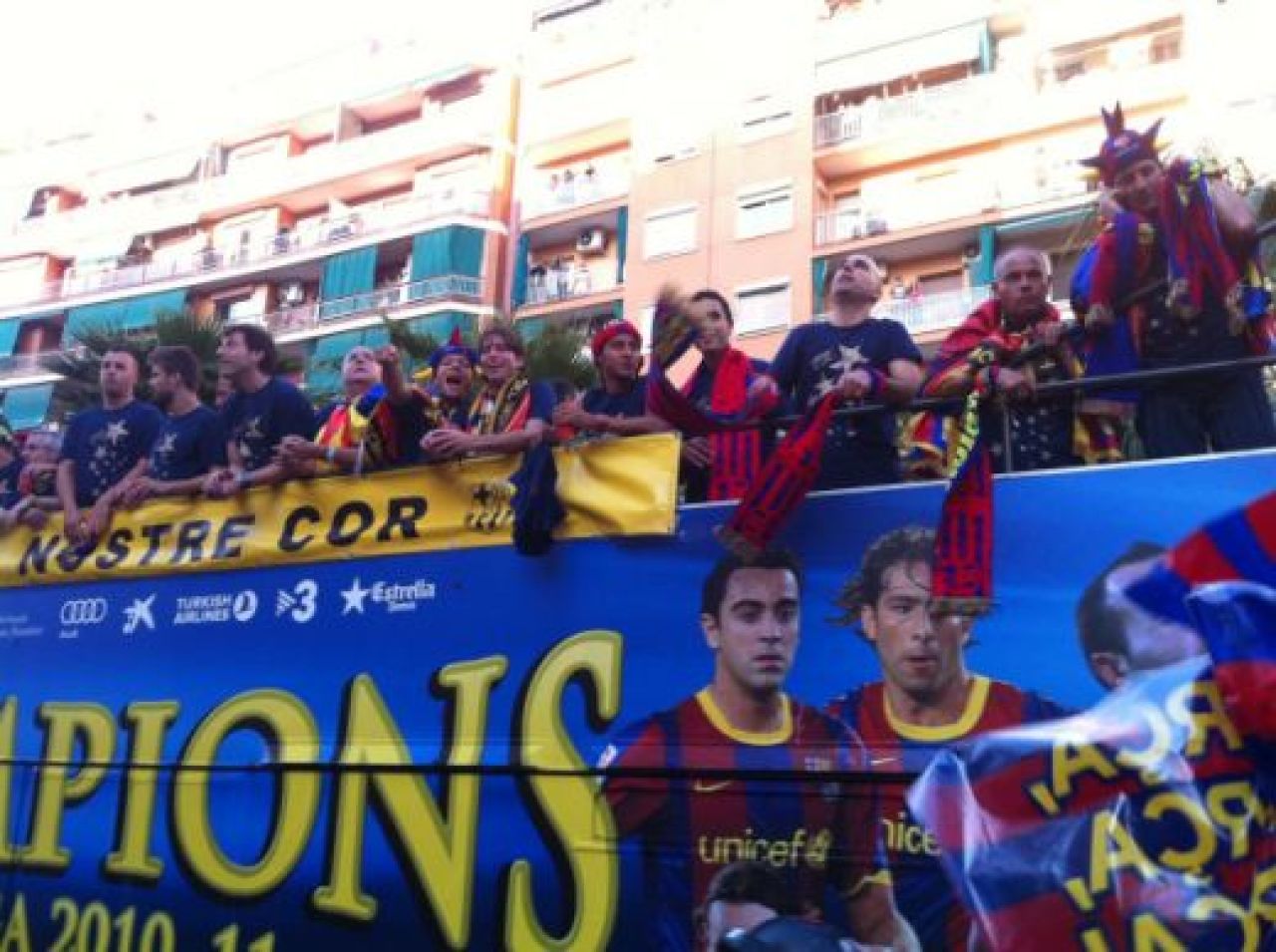 FOTO & VIDEO: Parada campionilor! E nebunie si tristete pe strazi! Barca nu a uitat de oamenii care au murit la cutremur:_3