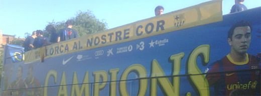 FOTO & VIDEO: Parada campionilor! E nebunie si tristete pe strazi! Barca nu a uitat de oamenii care au murit la cutremur:_4