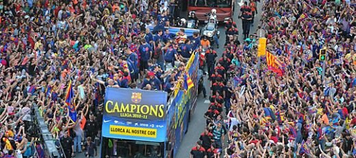 FOTO & VIDEO: Parada campionilor! E nebunie si tristete pe strazi! Barca nu a uitat de oamenii care au murit la cutremur:_5