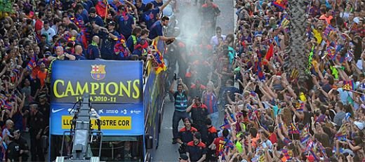 FOTO & VIDEO: Parada campionilor! E nebunie si tristete pe strazi! Barca nu a uitat de oamenii care au murit la cutremur:_6
