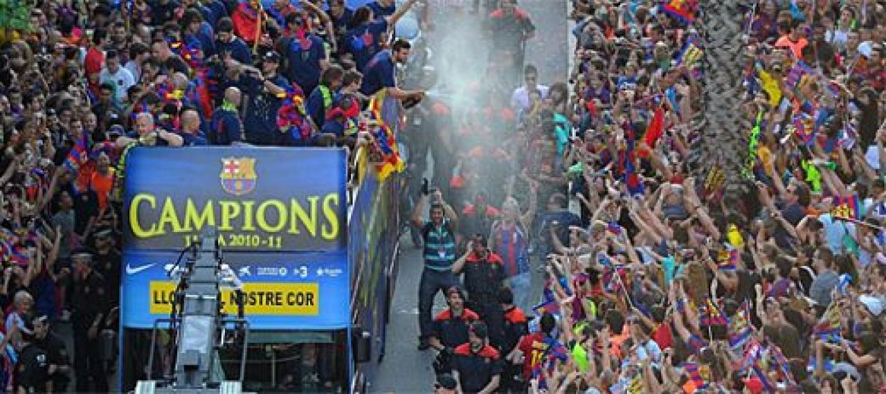 FOTO & VIDEO: Parada campionilor! E nebunie si tristete pe strazi! Barca nu a uitat de oamenii care au murit la cutremur:_6