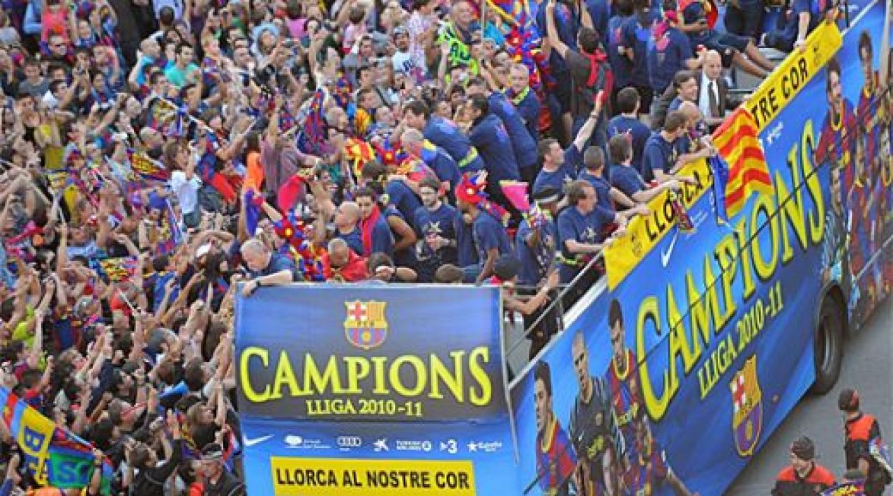 FOTO & VIDEO: Parada campionilor! E nebunie si tristete pe strazi! Barca nu a uitat de oamenii care au murit la cutremur:_7