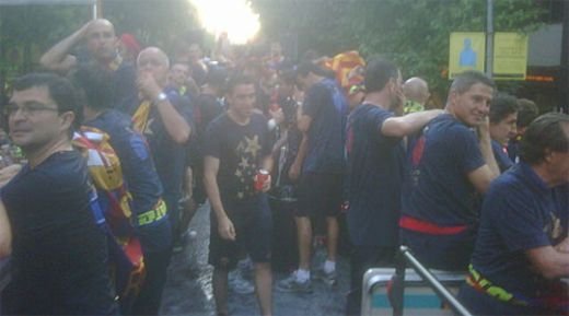 FOTO & VIDEO: Parada campionilor! E nebunie si tristete pe strazi! Barca nu a uitat de oamenii care au murit la cutremur:_8