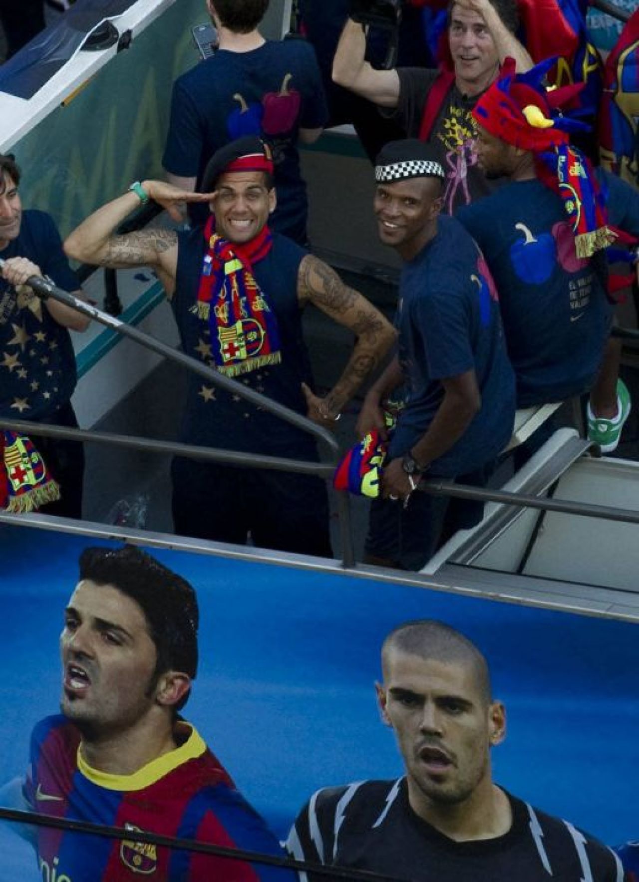 FOTO & VIDEO: Parada campionilor! E nebunie si tristete pe strazi! Barca nu a uitat de oamenii care au murit la cutremur:_9