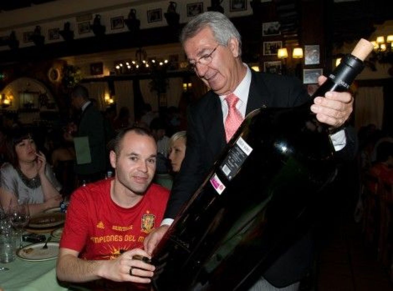 Iniesta si-a invitat fanii pe Faceoook la un pahar de vin de