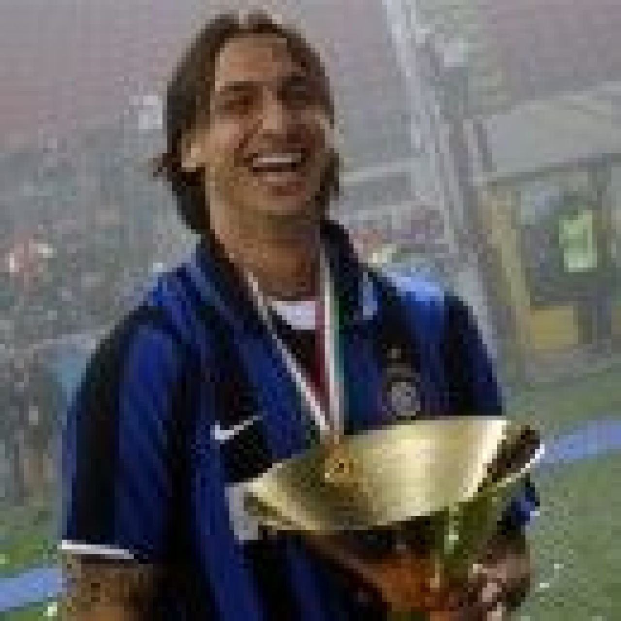 Este un nebun dar are 7 campionate in 8 ani, cu 5 echipe diferite! El este Campionul Campionilor:_3