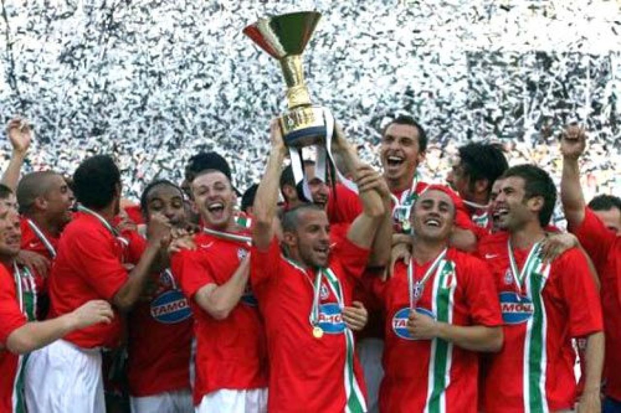 Este un nebun dar are 7 campionate in 8 ani, cu 5 echipe diferite! El este Campionul Campionilor:_5