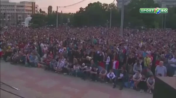 SUPER FOTO+VIDEO: Moldovenii au luat FOC la golul lui Antal! Cum au sarbatorit fanii pe strazile Galatiului:
